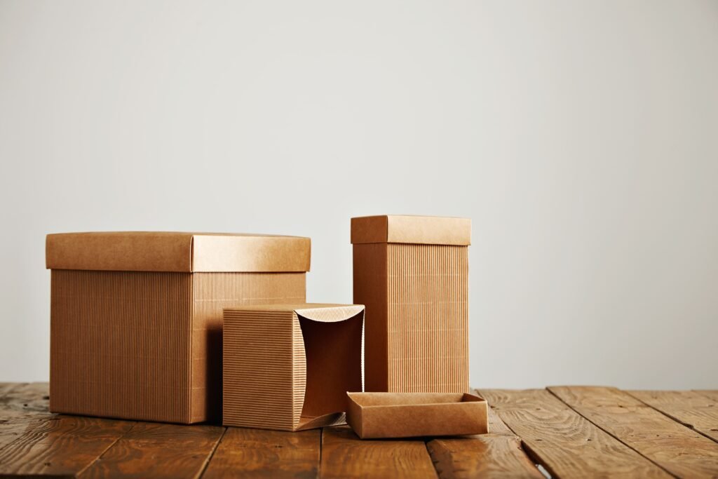 cajas similares sin etiqueta de diferentes formas y tamanos en una mesa de madera desigual aislada en blanco (1) cajas similares sin etiqueta de diferentes formas y tamanos en una mesa de madera desigual aislada en blanco (1)